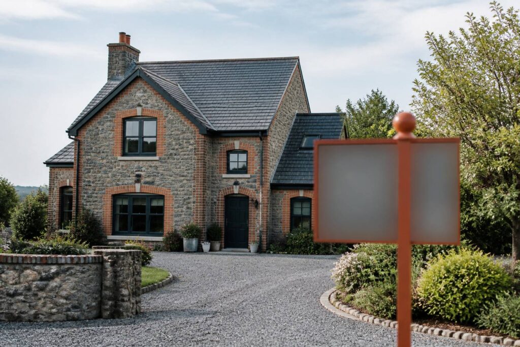 Maison individuelle en pierre avec jardin et allée en gravier