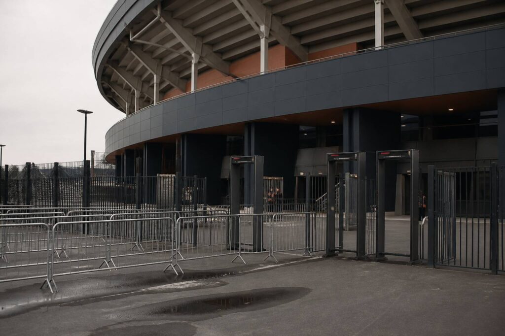 Entrée de stade générique avec portiques et barrières de contrôle