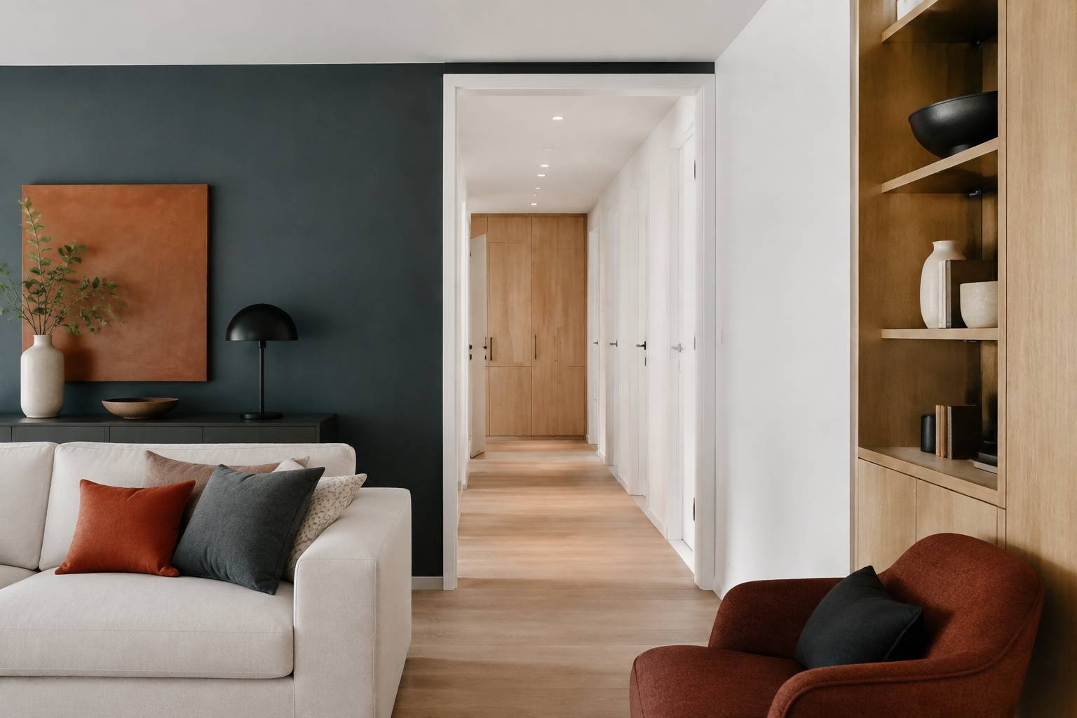 Couloir de distribution d'un T4 avec portes de chambres blanches et rangements intégrés
