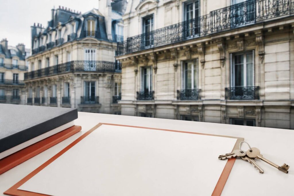 Façades haussmanniennes en pierre avec clés au premier plan